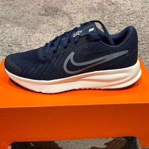Women’s Nike run defy size 8.5